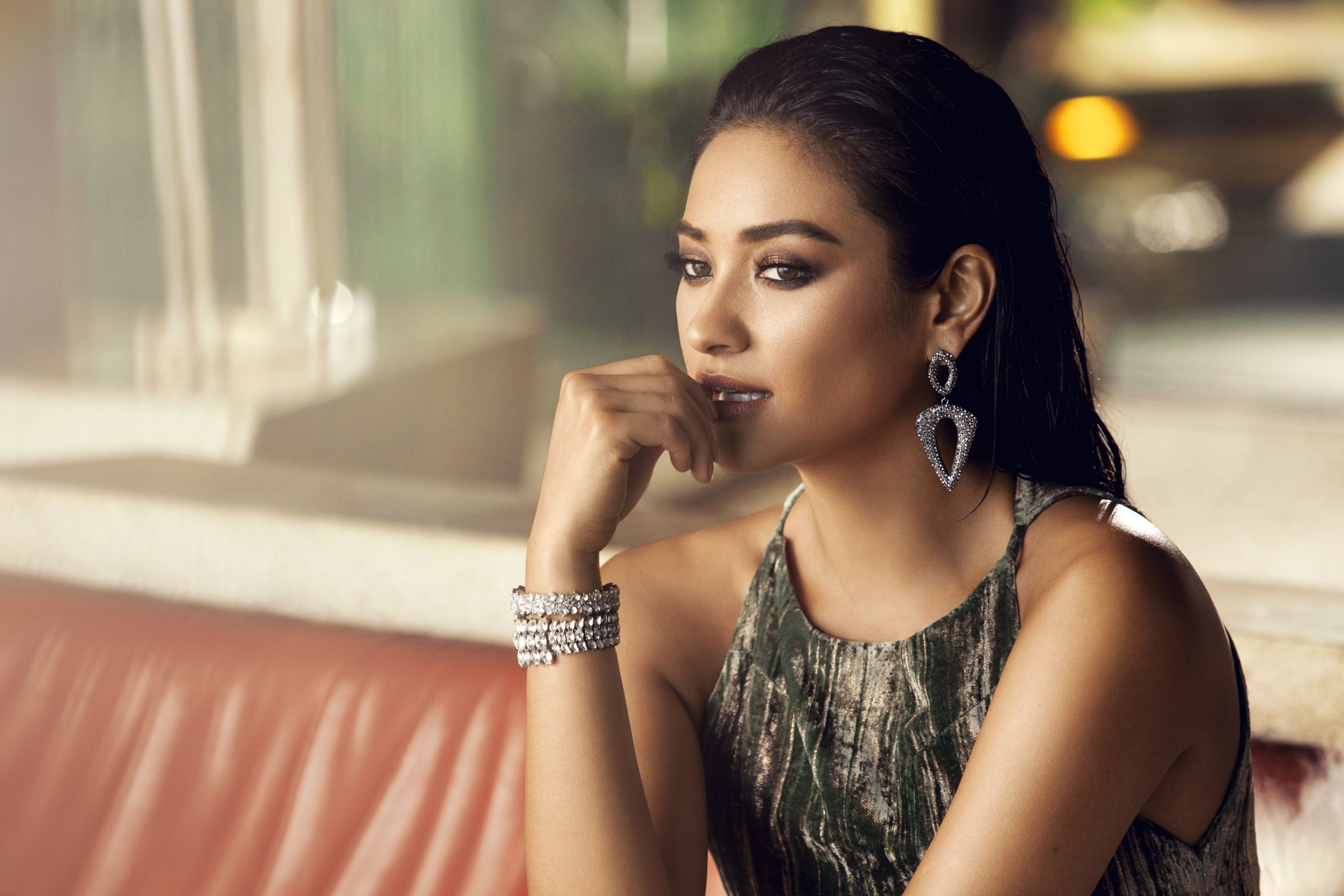 Back To 79 Shay Mitchell Wallpapers - Shay Mitchell Baublebar , HD Wallpaper & Backgrounds