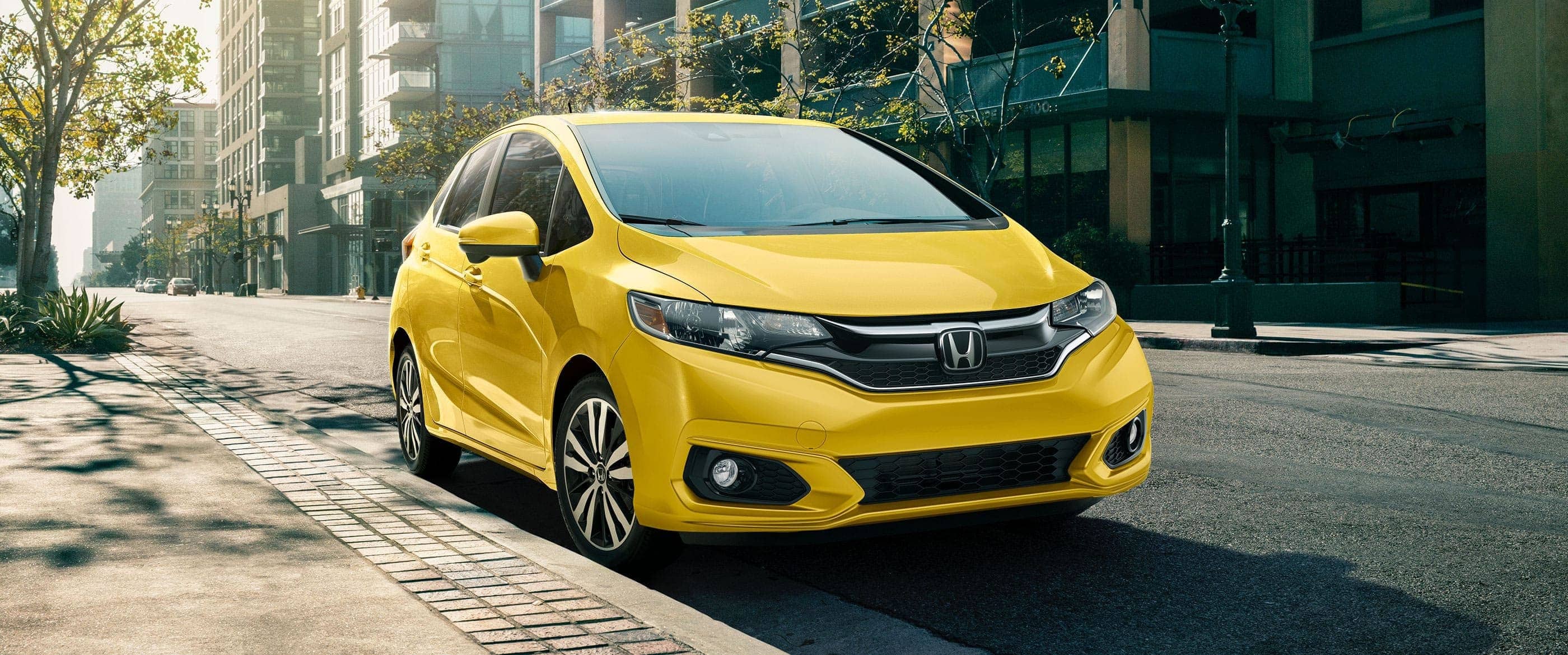 2018 Honda Fit Yellow Color Front View In City On Street - 2019 Honda Civic Si Tonic Yellow Pearl , HD Wallpaper & Backgrounds