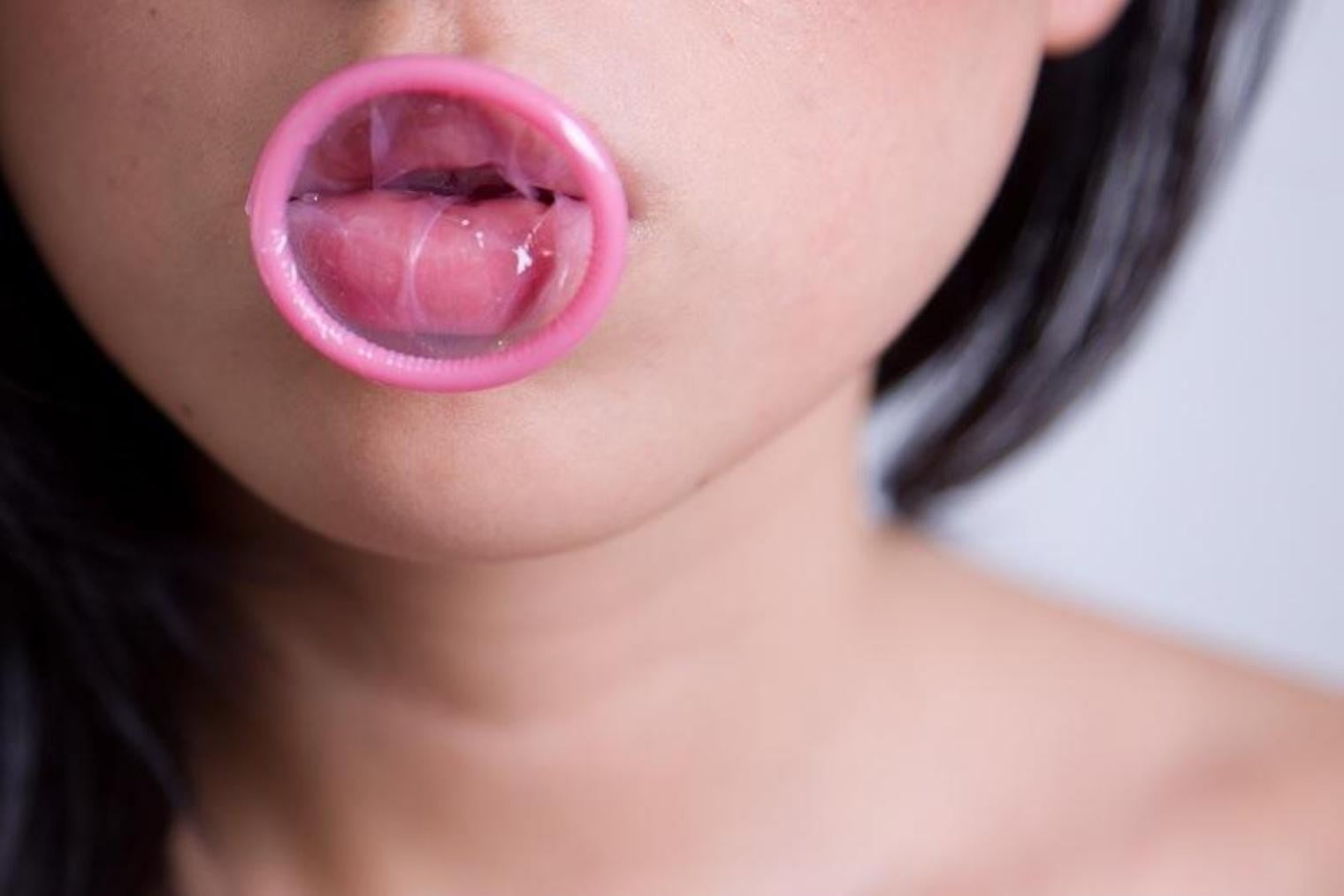 Pink Condom In Person's Mouth Hd Wallpaper - Girl Condom In Mouth , HD Wallpaper & Backgrounds