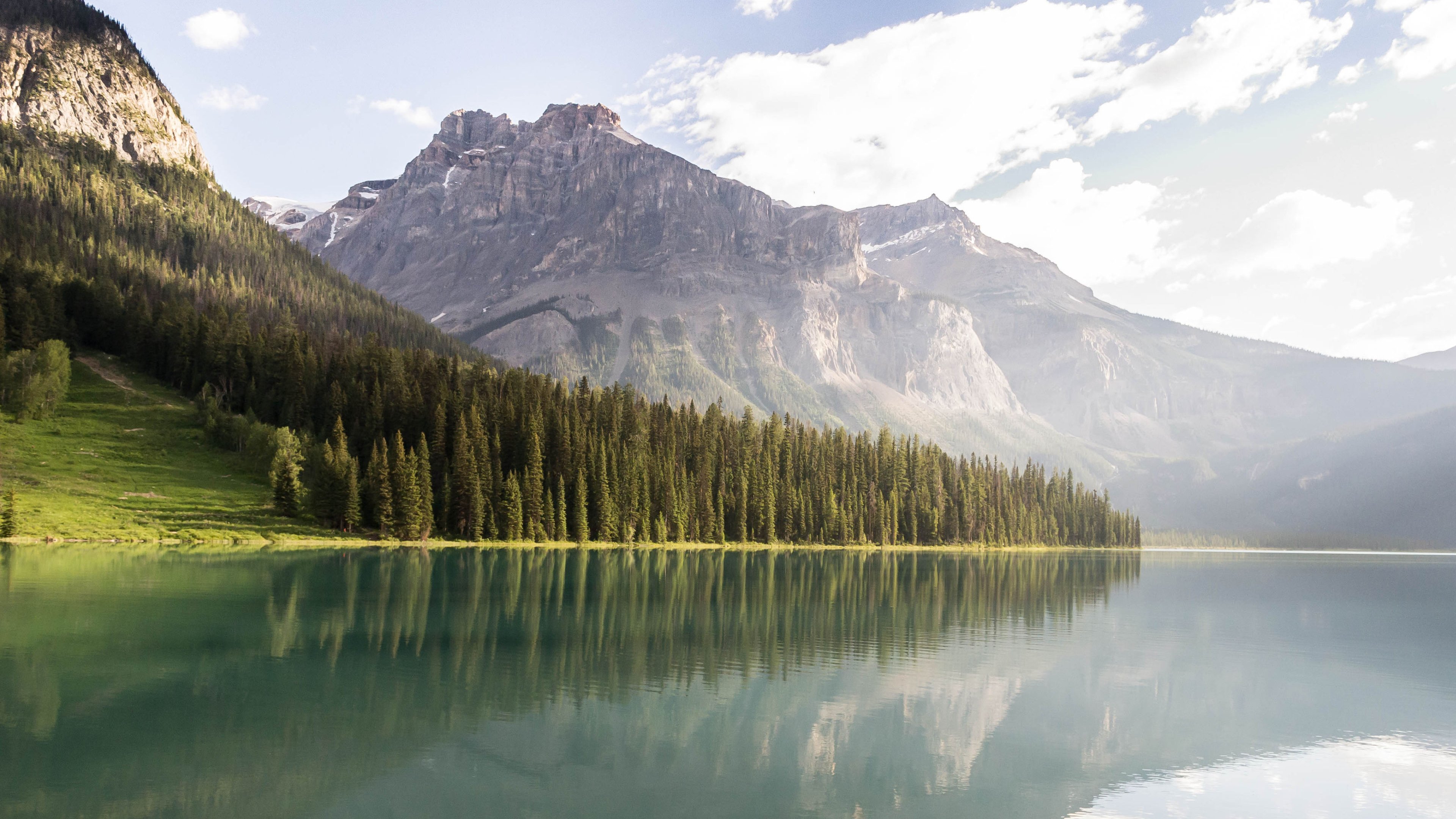 Mountain Lake - Emerald Lake , HD Wallpaper & Backgrounds