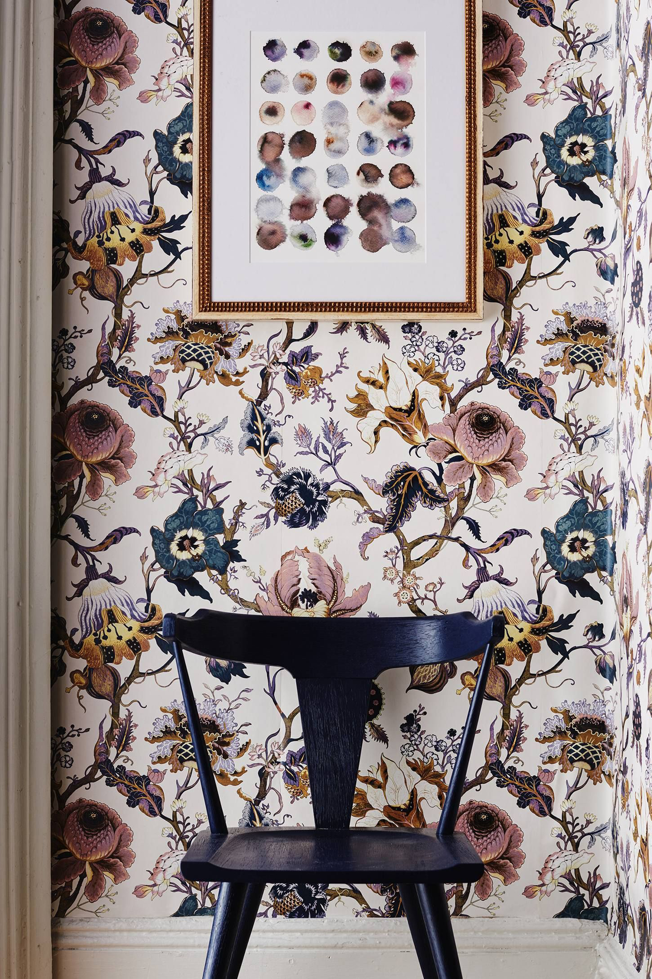 Modern Victorian Floral Wallpaper Black Wood Chair - Modern Victorian Style , HD Wallpaper & Backgrounds