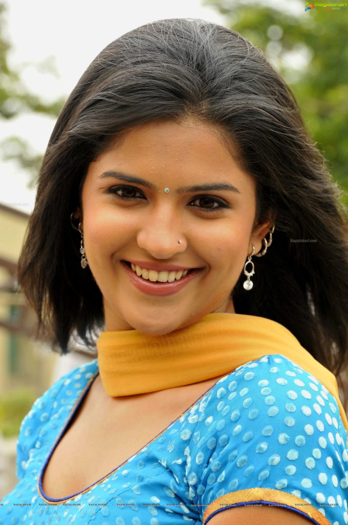 Deeksha Seth Tamil Actress Hd Wallpapers Hot Pics Photos - Photo Shoot , HD Wallpaper & Backgrounds