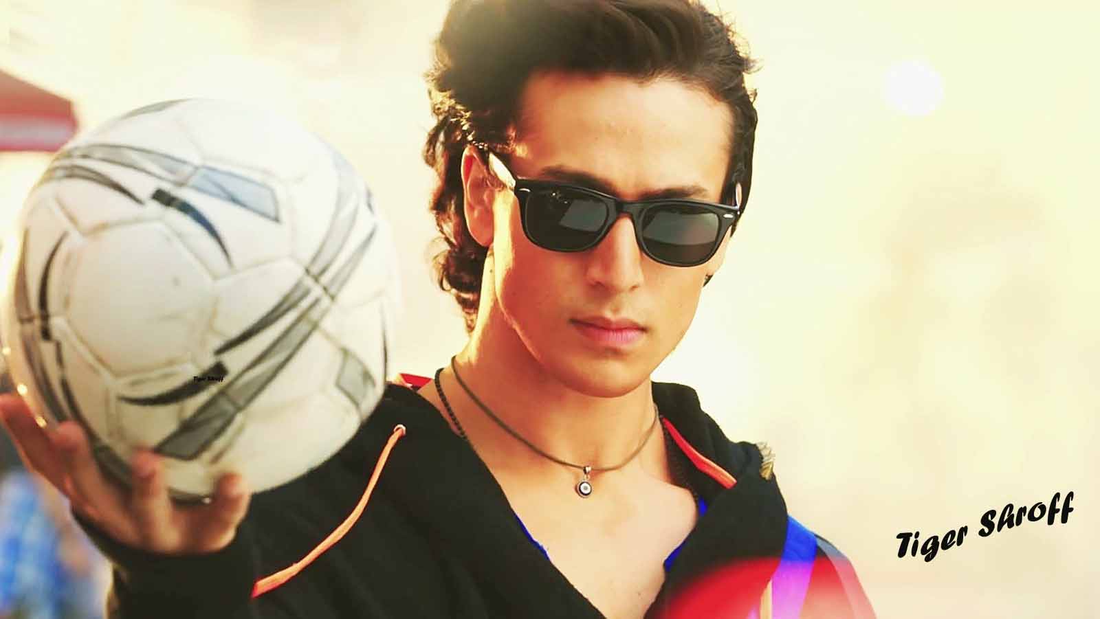 Tiger Shroff Play Footboll Wallpapers And Backgrounds - Tiger Shroff , HD Wallpaper & Backgrounds
