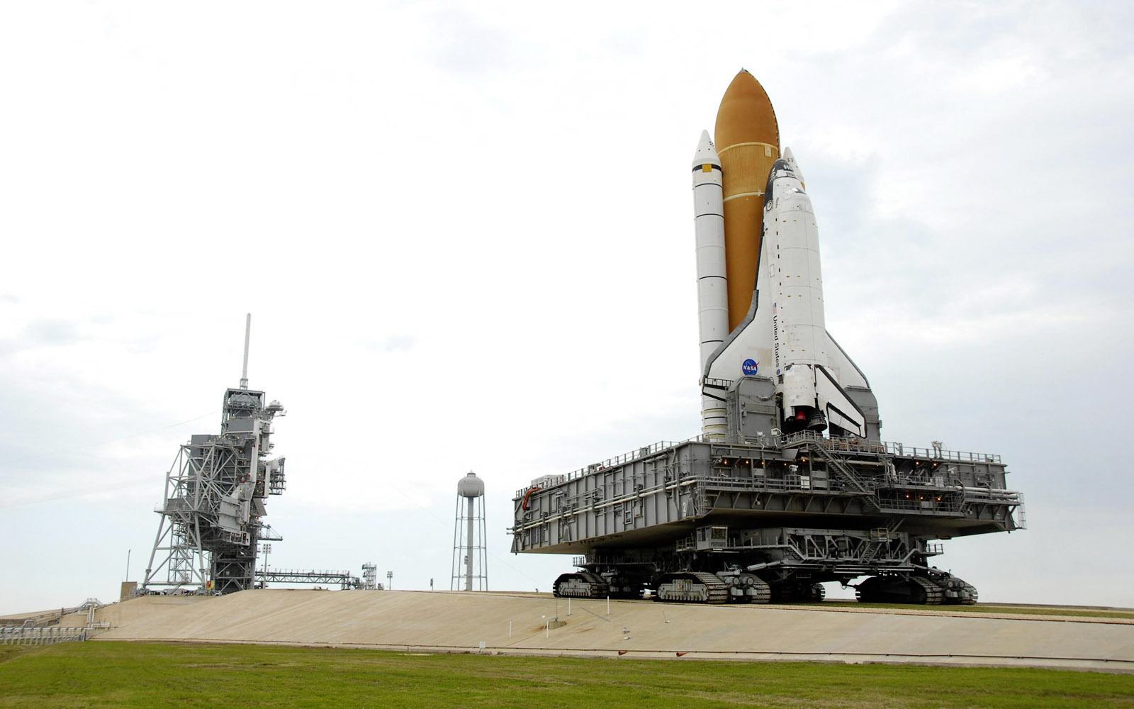 Atlantis Nasa Space Shuttle Hd Wallpaper - Crawler Transporter , HD Wallpaper & Backgrounds