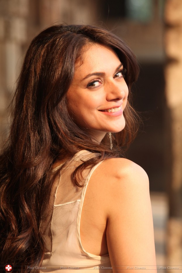 Aditi Rao Hydari Hd Wallpapers - Aditi Rao Hydari Hd , HD Wallpaper & Backgrounds