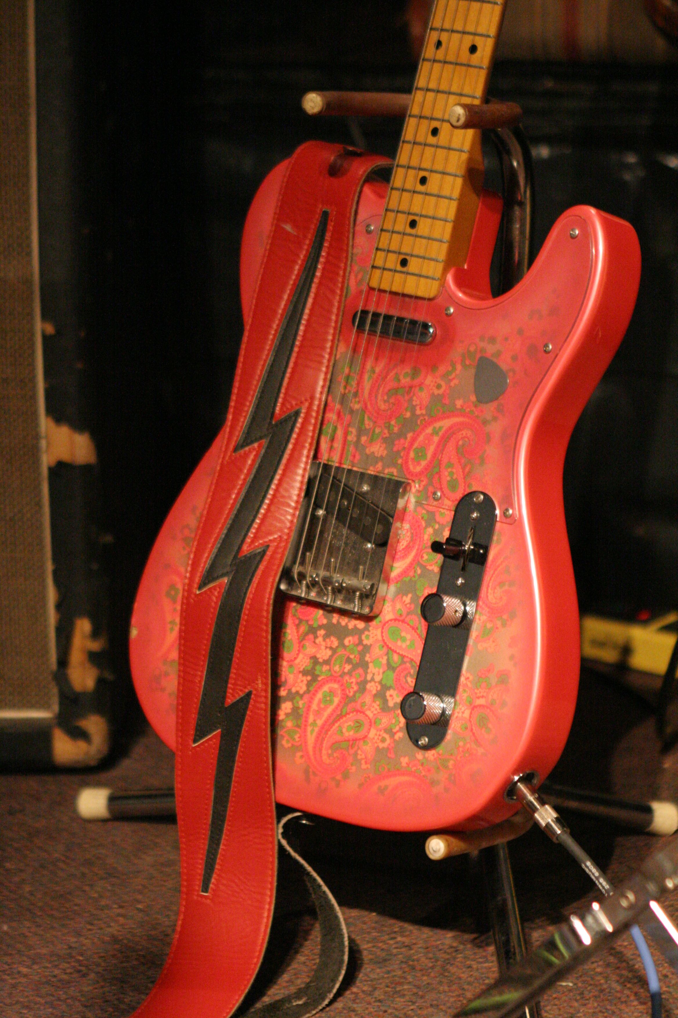 Fender Guitars Made A Pink Paisley Version Of Their - Guitarra Eletricas , HD Wallpaper & Backgrounds