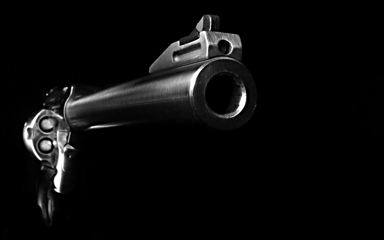 Gun - Gun On Black Background , HD Wallpaper & Backgrounds