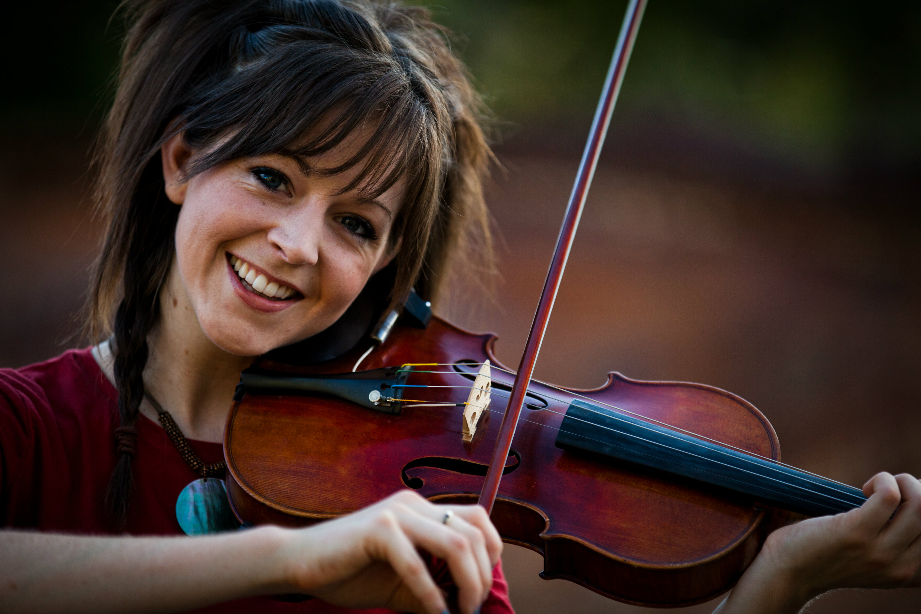 Violinist Lindsey Stirling Smiling Wallpaper - Lindsey Stirling , HD Wallpaper & Backgrounds