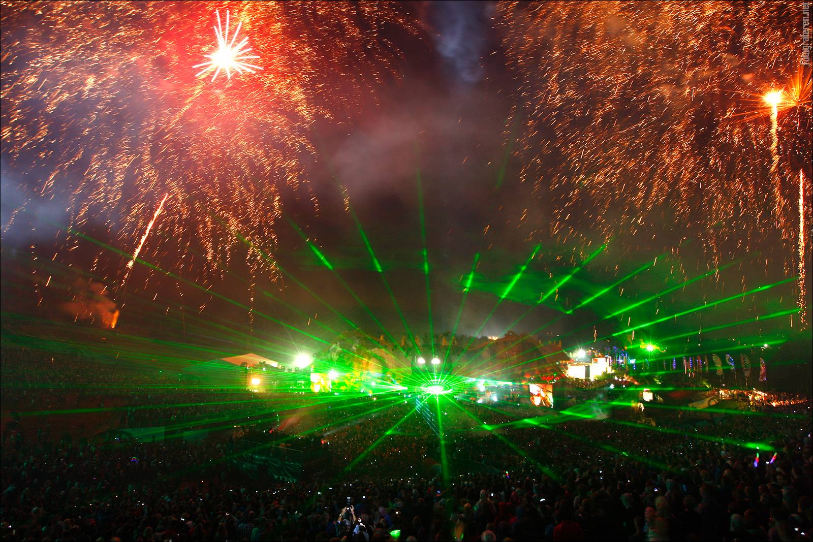 Tomorrowland 2015 Laser Show Hd Wallpapers - Fireworks Laser Light Show , HD Wallpaper & Backgrounds