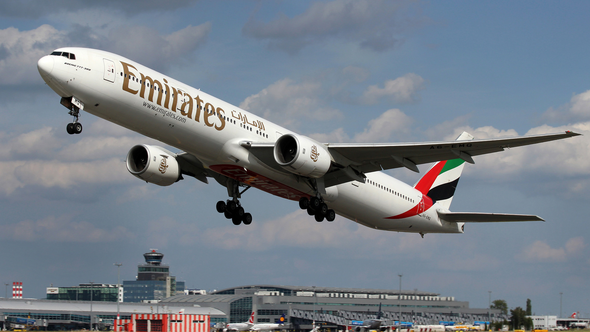 Takeoff Boeing 777- 300 Airlines Emirates Wallpapers - Boeing 777 , HD Wallpaper & Backgrounds