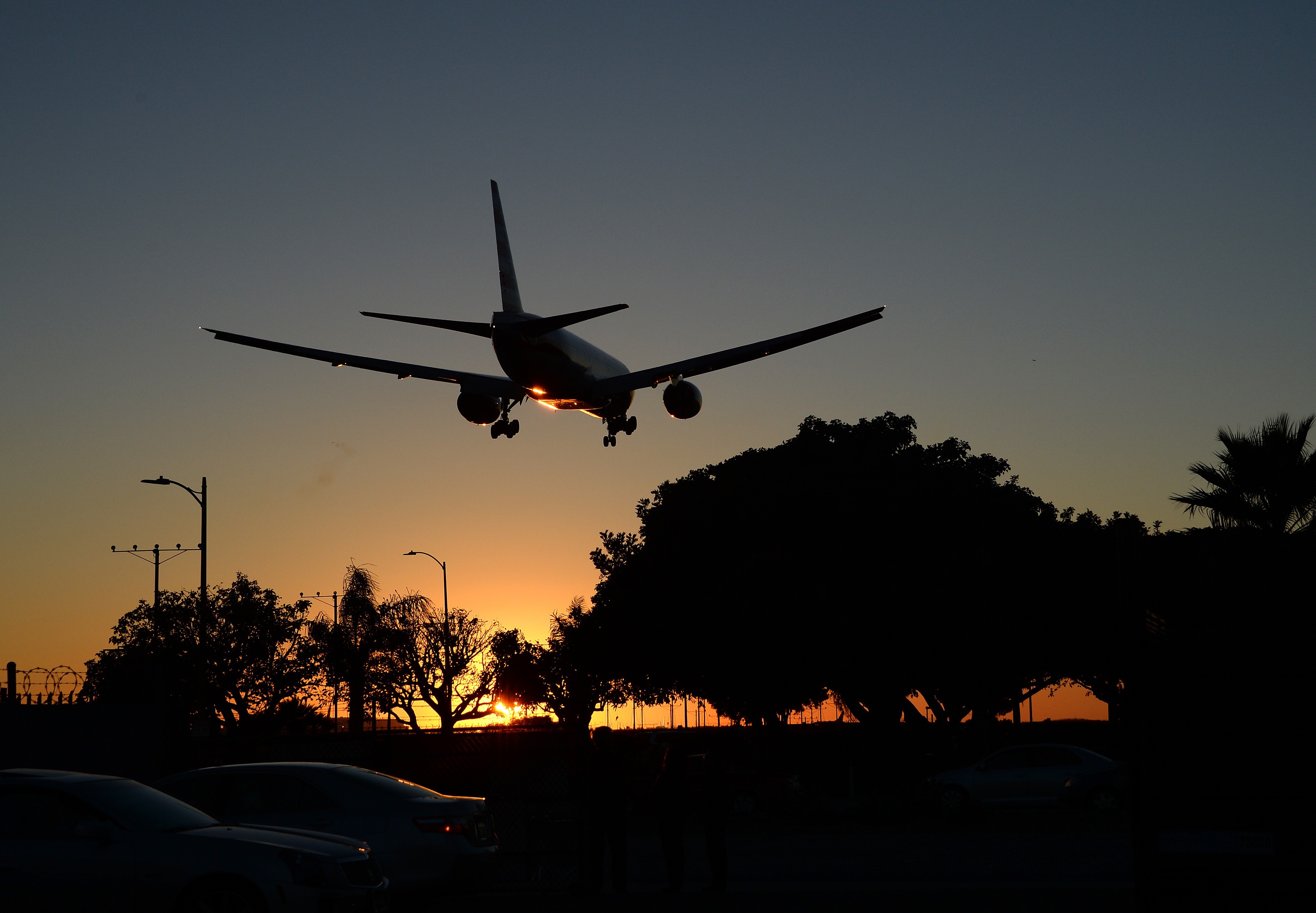 Wallpaper Download Landing Boeing 777 At Sunset - Barcelona El Prat Airport , HD Wallpaper & Backgrounds