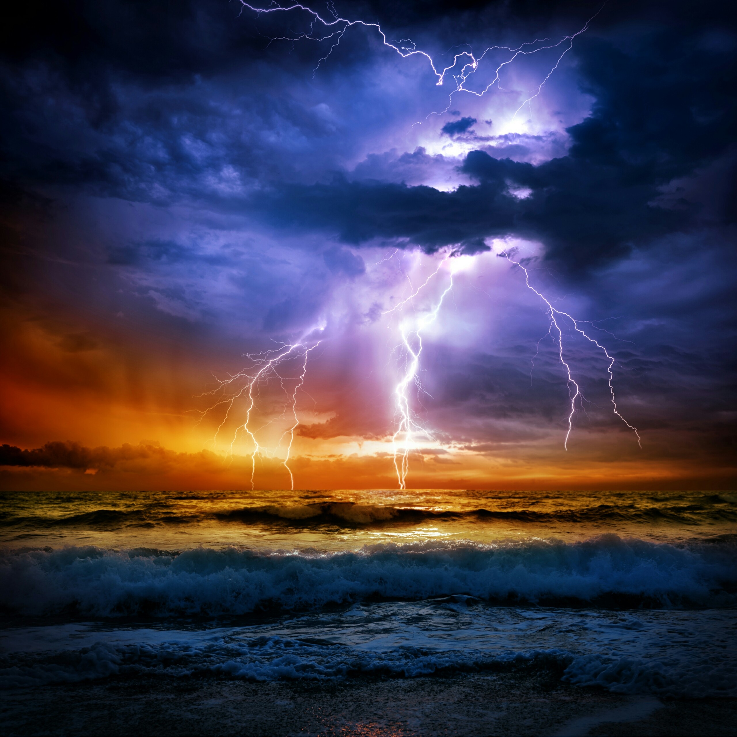 Lightening Strikes The Ocean On A Stormy Night Qhd - Extreme Weather , HD Wallpaper & Backgrounds