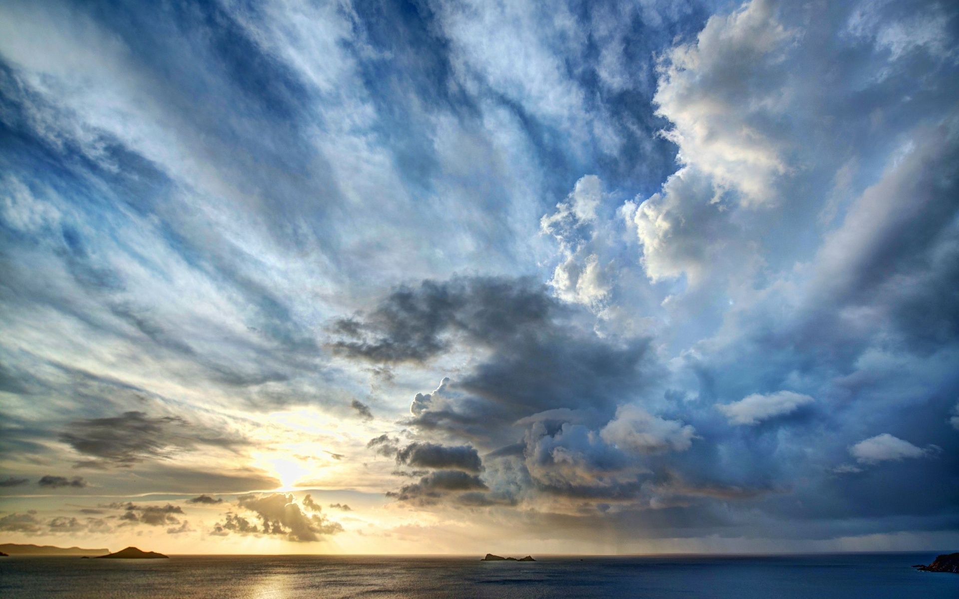 Stormy Sky Above The Sea Wallpaper - Stormy Skies At Sea , HD Wallpaper & Backgrounds