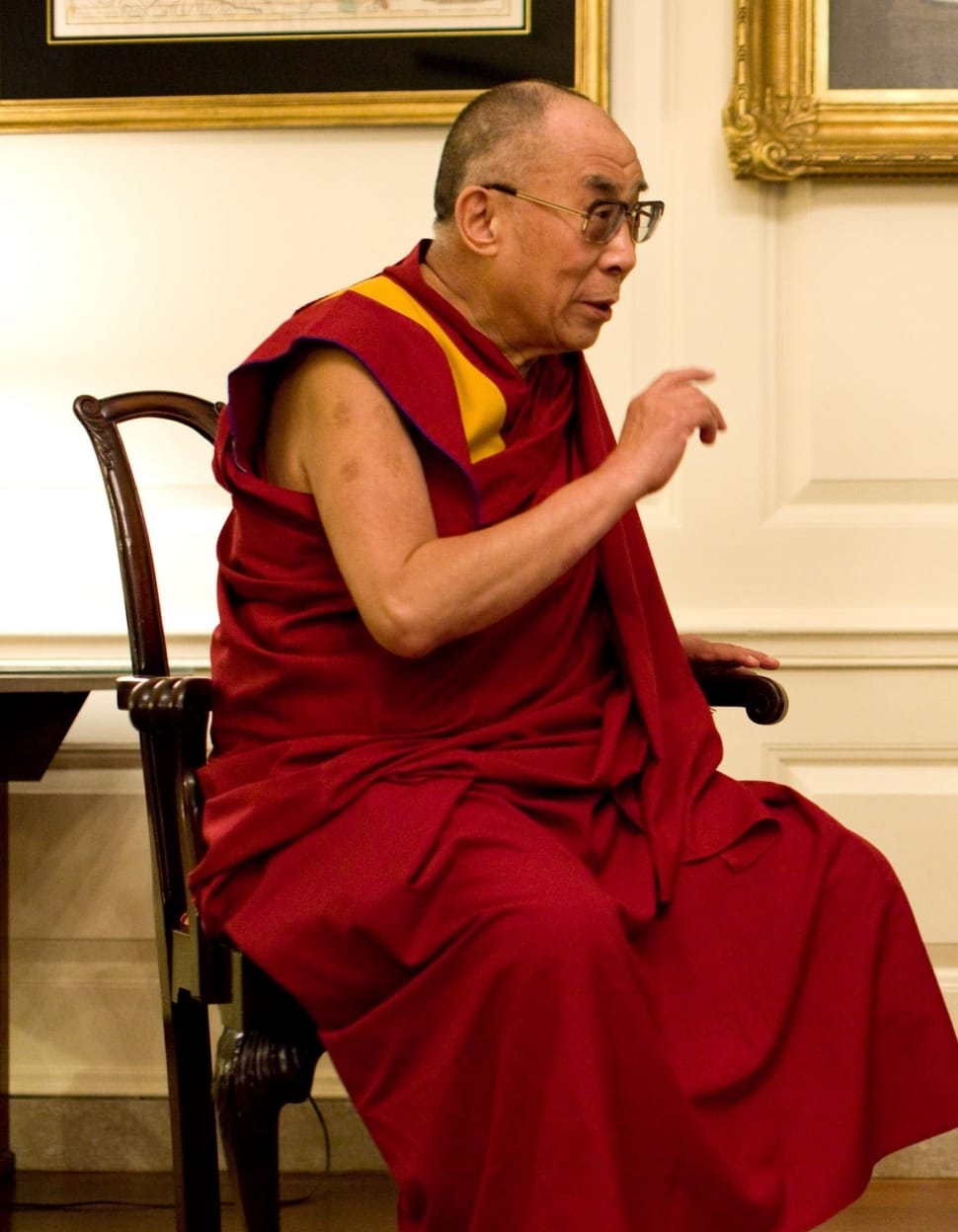 Dalai Lama, Portrait, Discussion, Smile, One Man Only, - Obama Dalai Lama , HD Wallpaper & Backgrounds