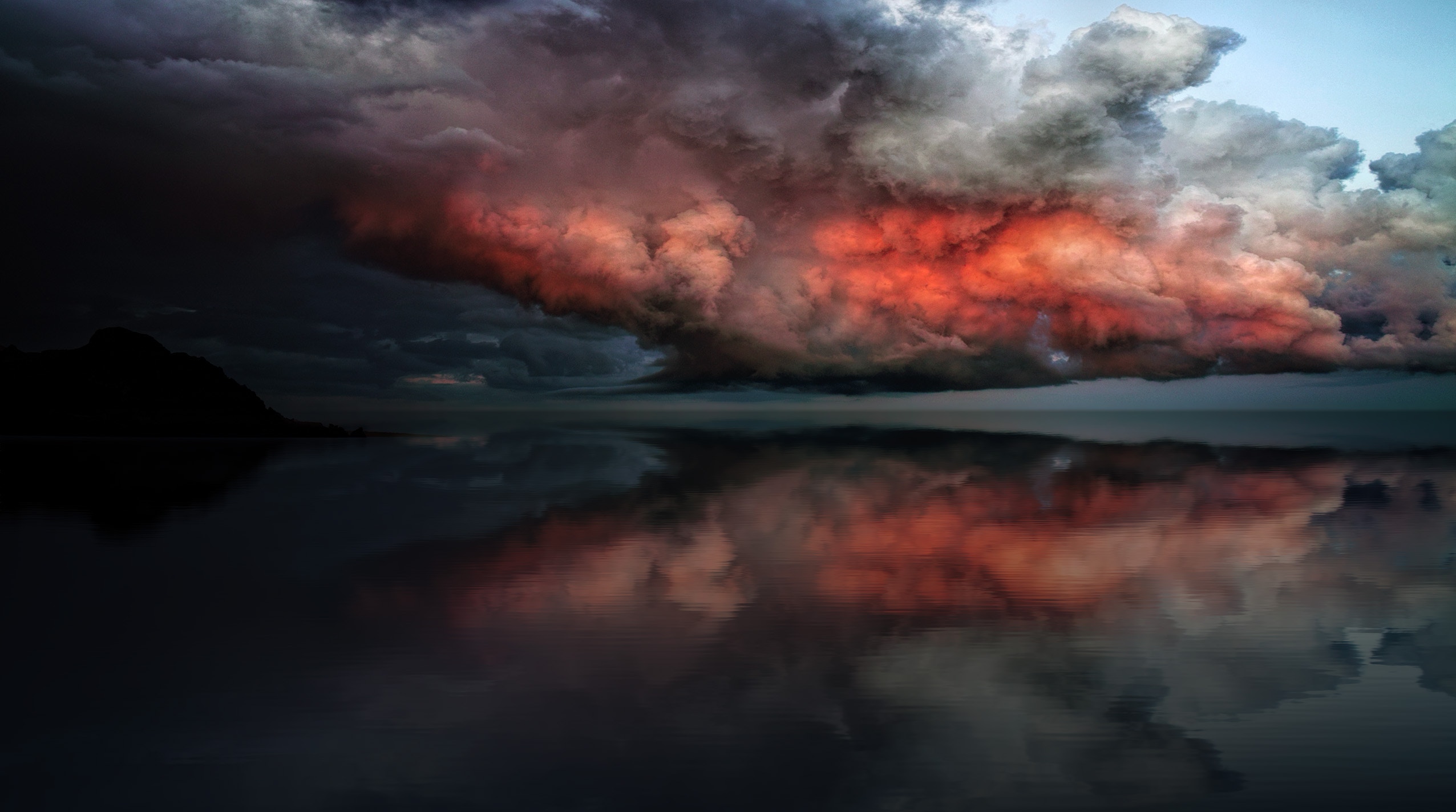 Storm Red Clouds Touching Ocean - Dark Clouds , HD Wallpaper & Backgrounds