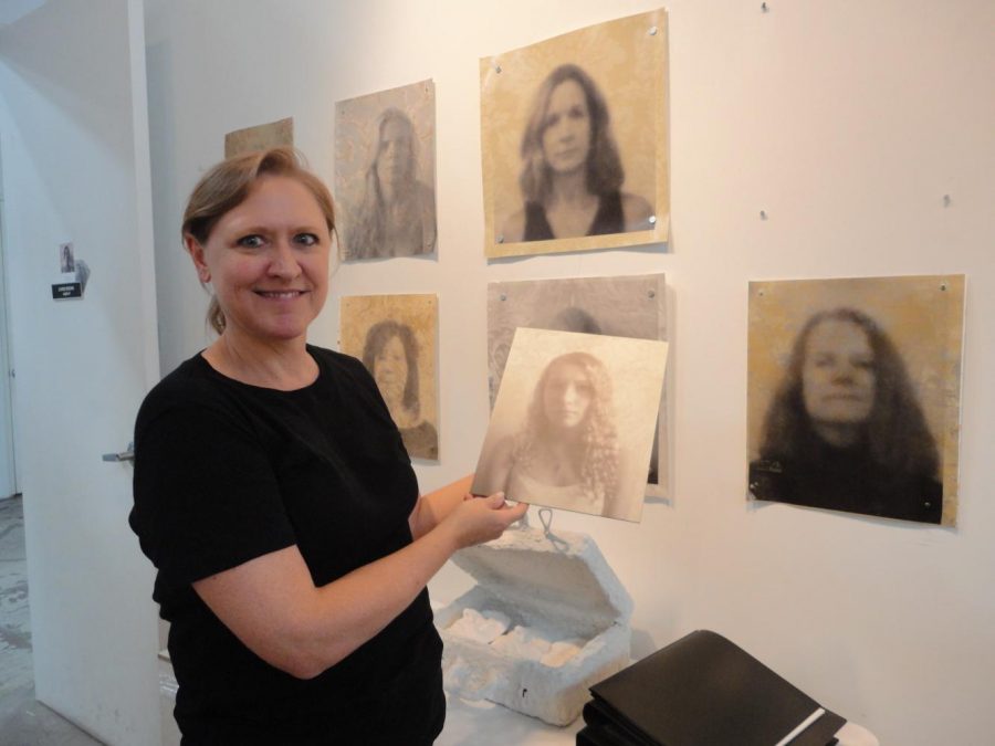 Artist Presents Her 'wallflower' Gallery On Campus - Vernissage , HD Wallpaper & Backgrounds