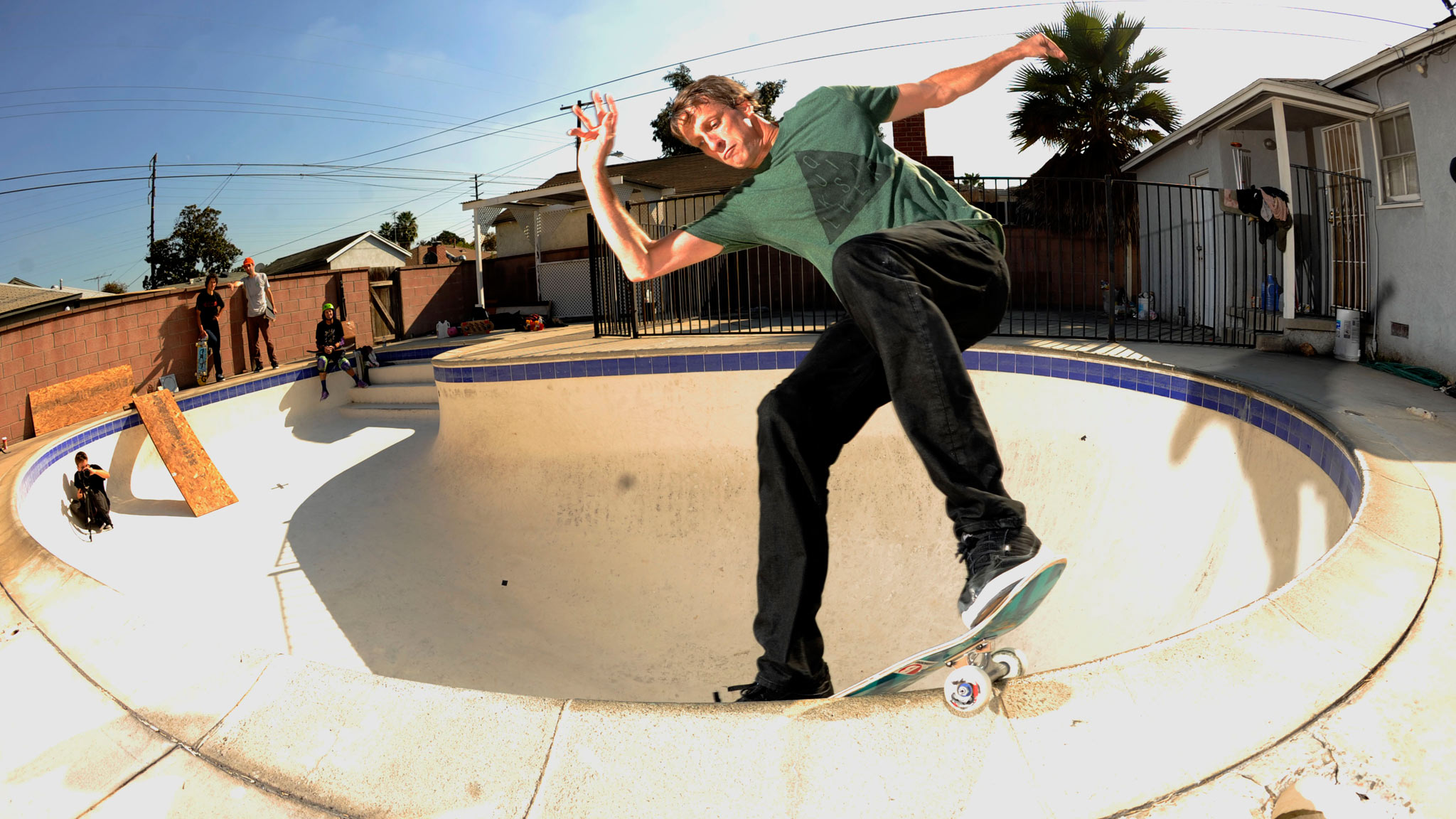 Tony Hawk Smith Grinds His Indy's In A Backyard Pool - Tony Hawk 70s , HD Wallpaper & Backgrounds