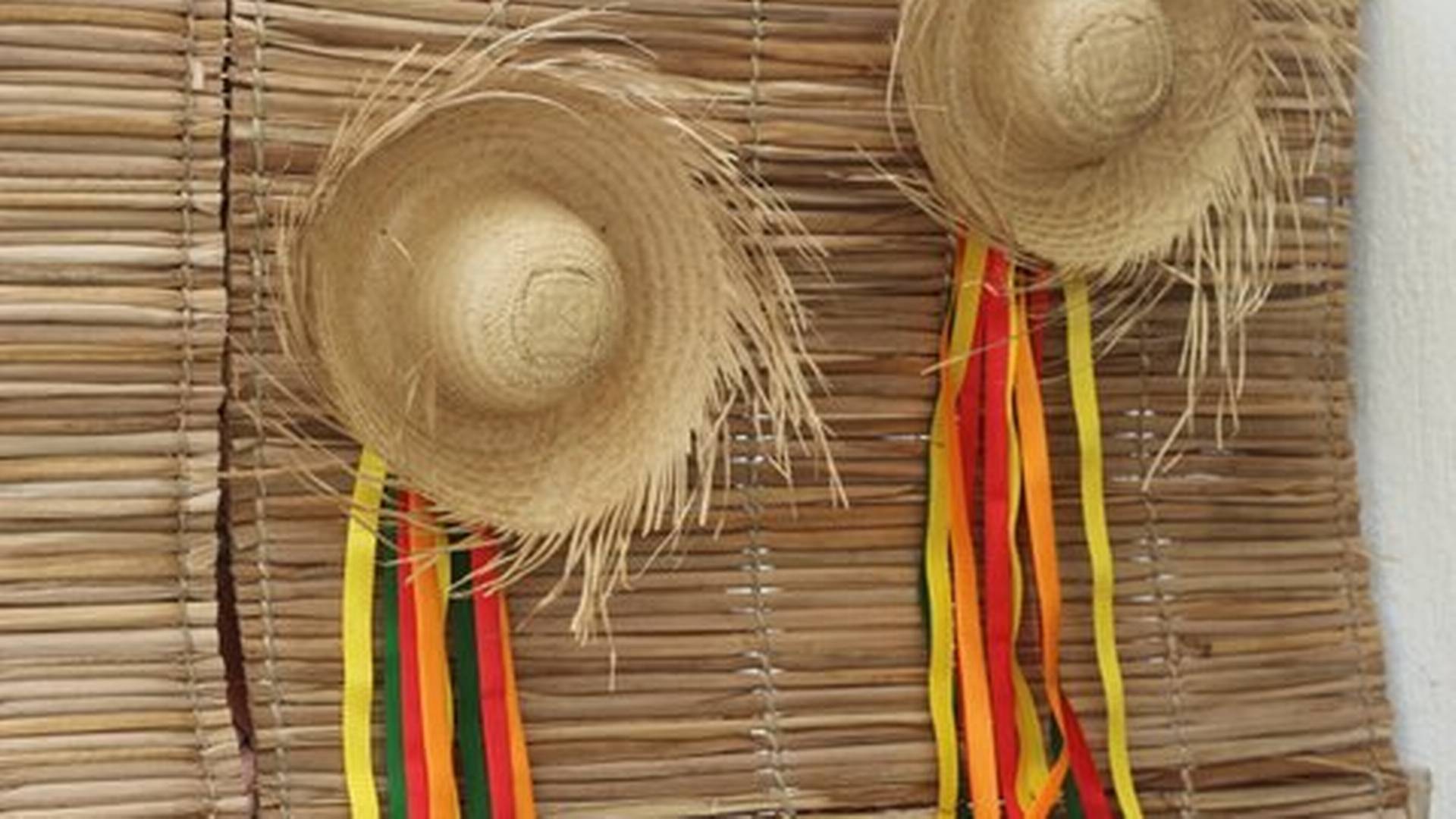 Use Chapéu De Palha Na Decoração Da Festa Junina - Decoração Festa Junina Com Chapeu De Palha , HD Wallpaper & Backgrounds
