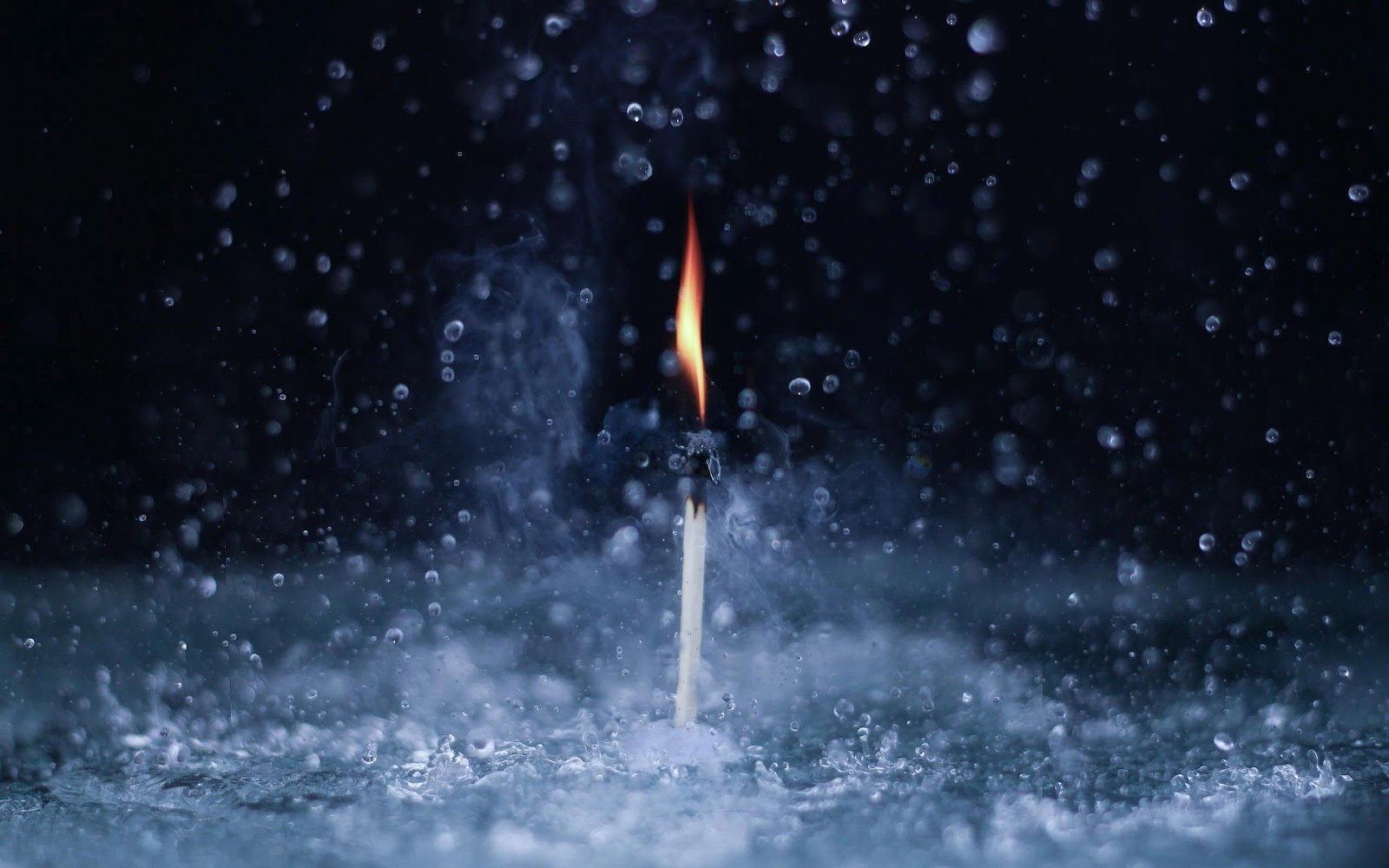 Regen Foto Met Een Brandende Lucifers In De Stromende - Fire In The Rain , HD Wallpaper & Backgrounds