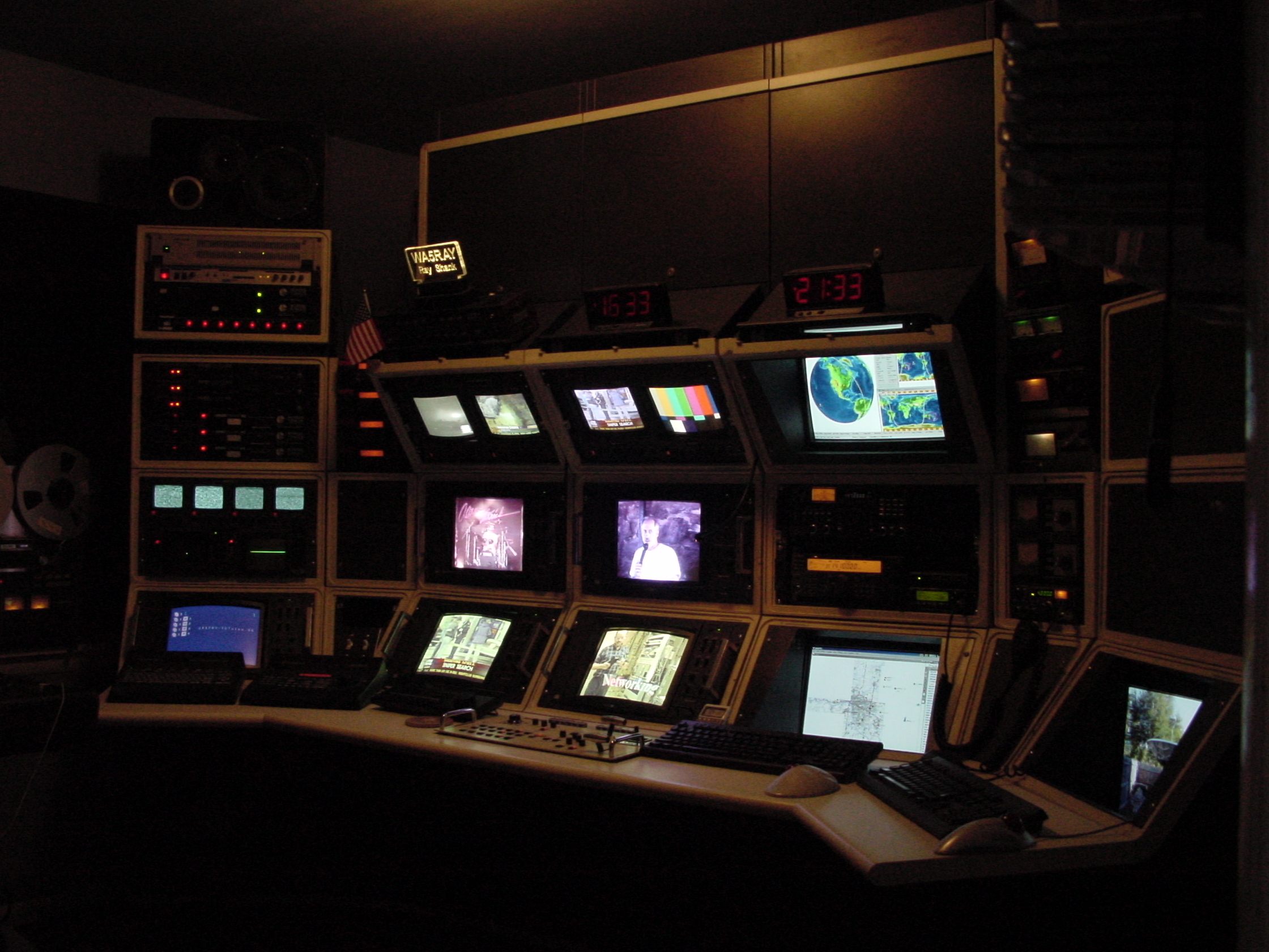 Equipment Console Tulsa - Ham Radio Shack Desk , HD Wallpaper & Backgrounds