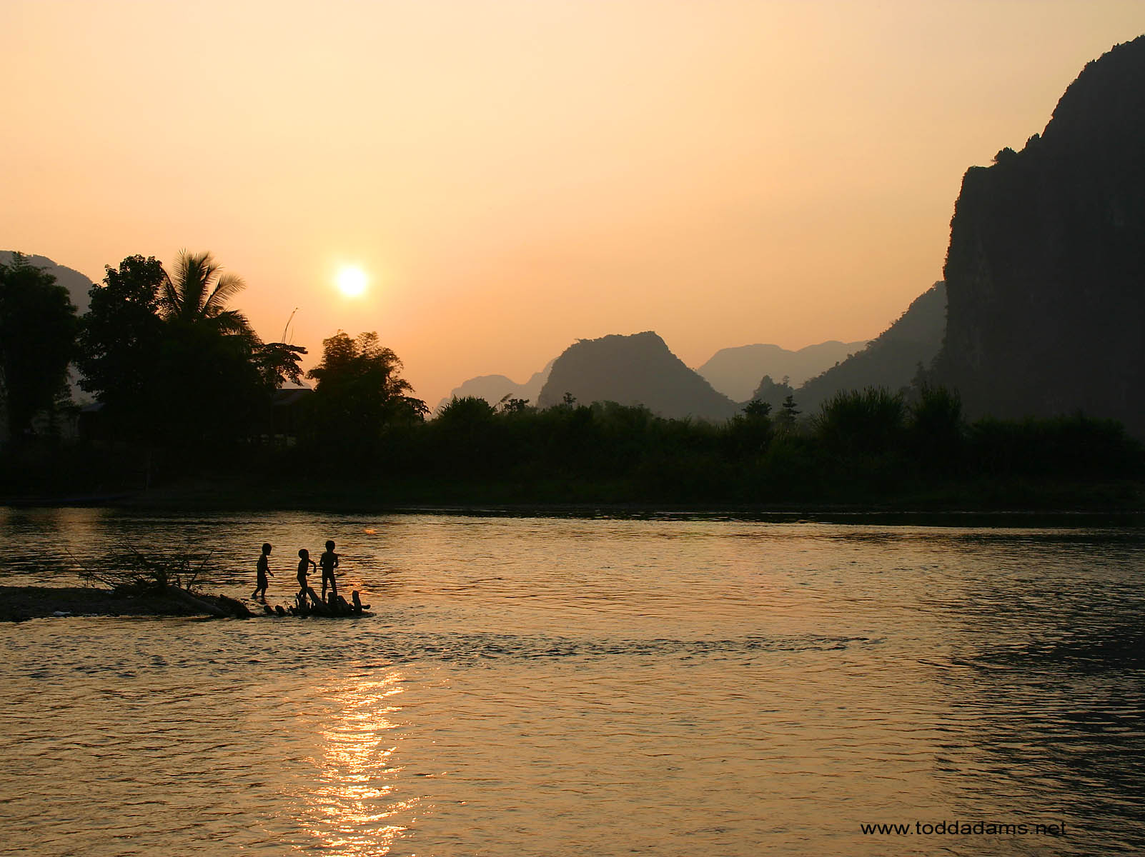 Children In Silhouette, Vang Vieng, Laos - Landscape In Vang Vieng , HD Wallpaper & Backgrounds
