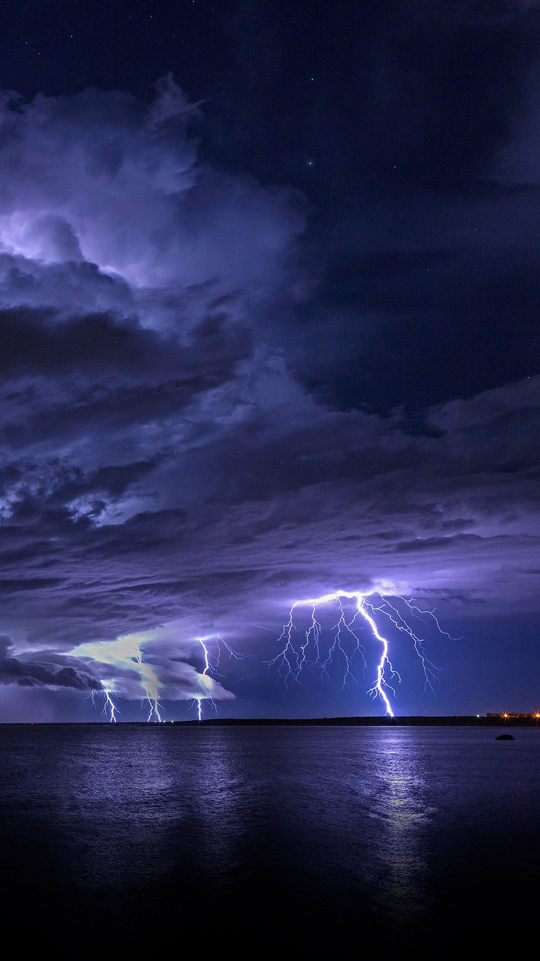 Astronomy Lightning Skyscape Iphone 6 Wallpaper - Lightning Iphone 7 Plus , HD Wallpaper & Backgrounds