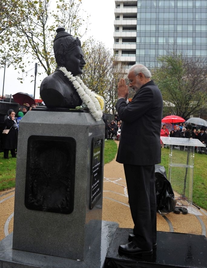 An Error Occurred - Lord Basavanna Statue In London , HD Wallpaper & Backgrounds