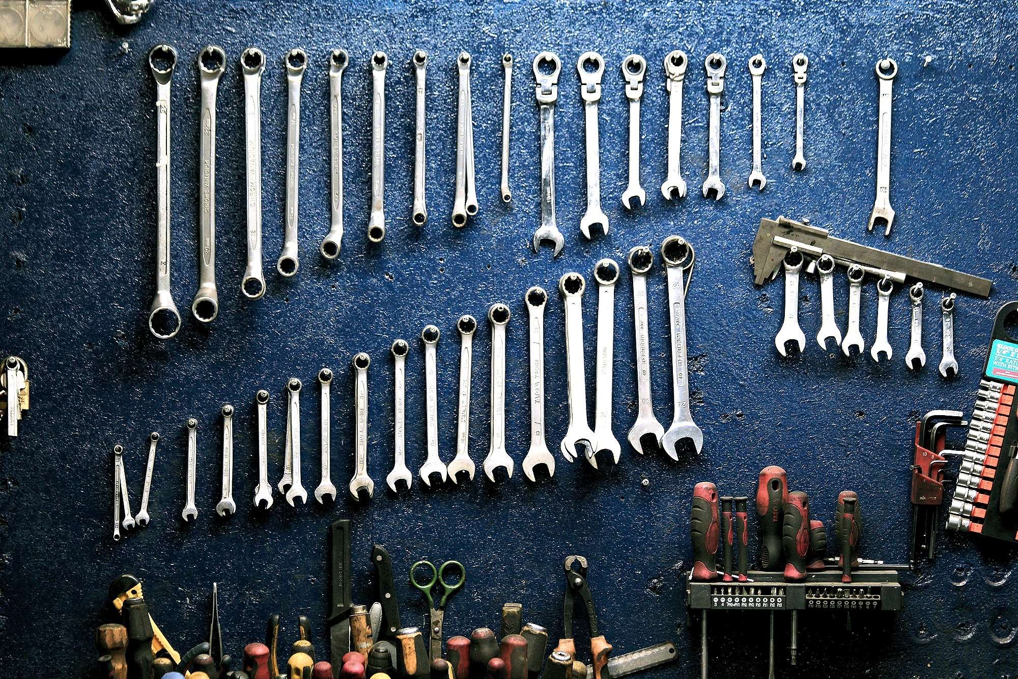 Garage, Hanging, Mechanic, Metal, Steel, Tools, Wall, - Mechanic Garage , HD Wallpaper & Backgrounds