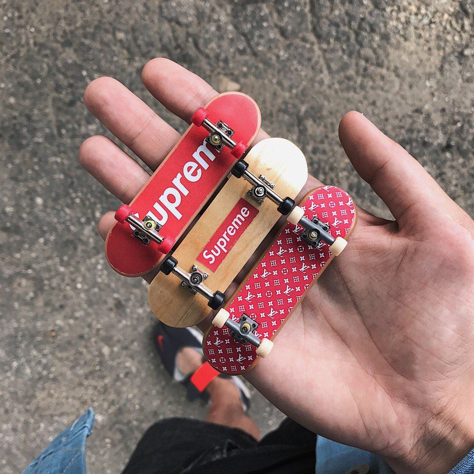 David Cromwel Supreme Louis Vuitton Mini Paper Skateboard - Supreme Louis Vuitton Skateboard , HD Wallpaper & Backgrounds