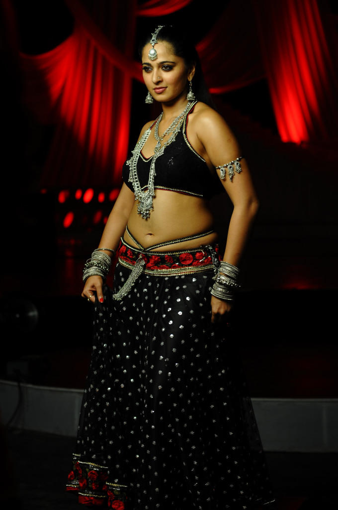 Black Saree Navel Show,anushka Shetty Hot Navel Show - Anushka Shetty Hot In Black Sari , HD Wallpaper & Backgrounds