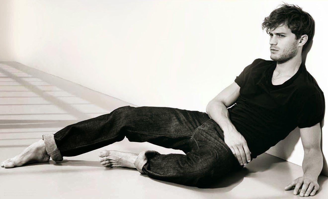 Jamie Dornan Barefoot - Jamie Dornan Christian Grey , HD Wallpaper & Backgrounds