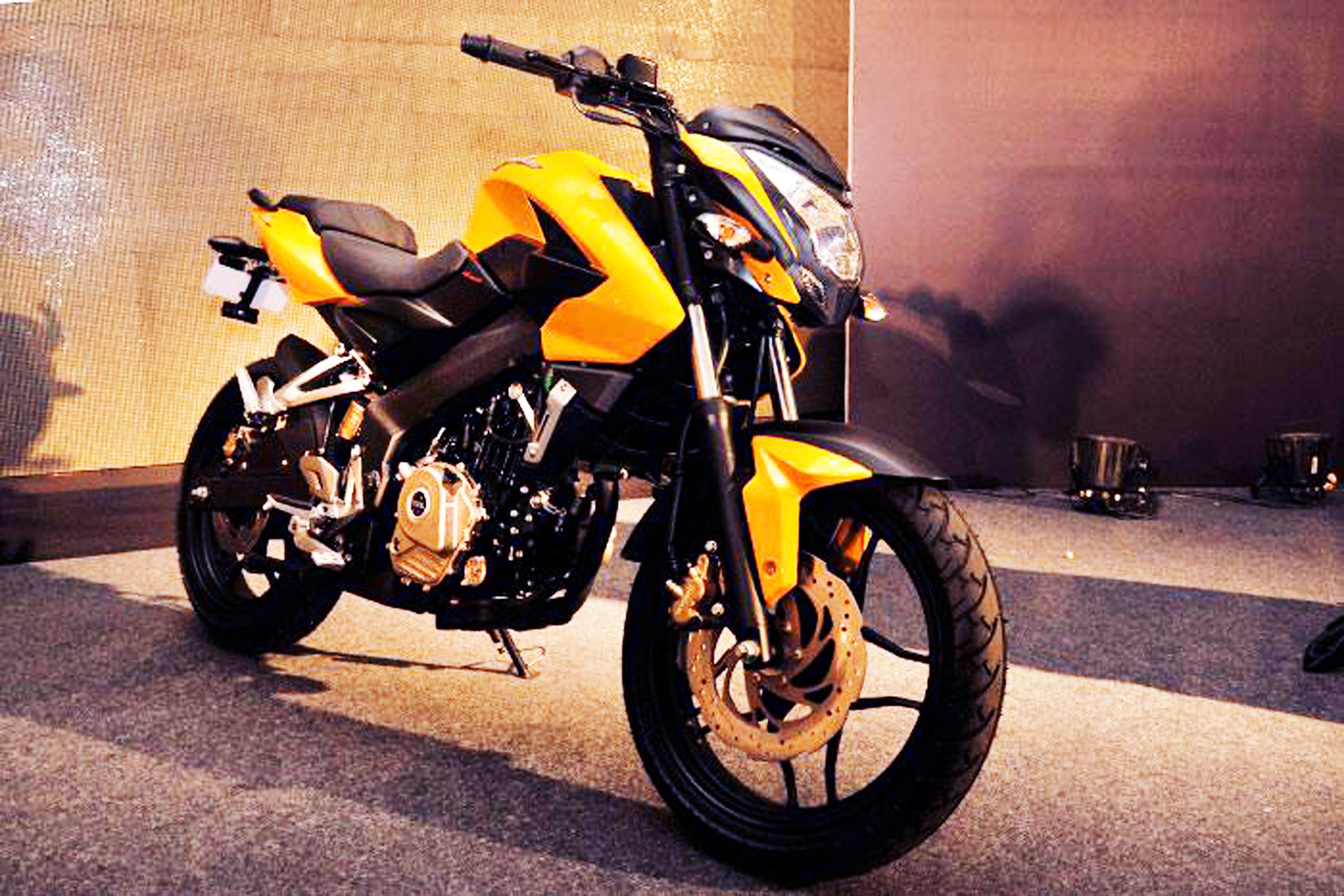 2012 Bajaj Pulsar 200 Ns Yellow Specs - Bajaj Pulsar 220 Ns , HD Wallpaper & Backgrounds