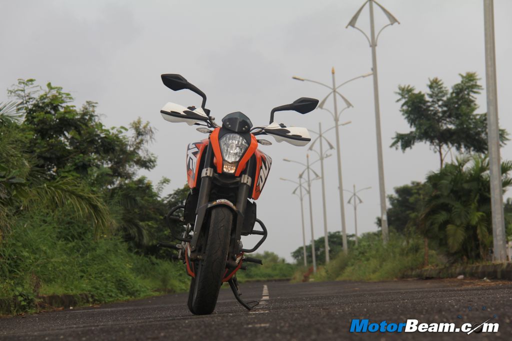 Ktm Duke 200 Wallpaper - Ktm Duke In Railway Track , HD Wallpaper & Backgrounds