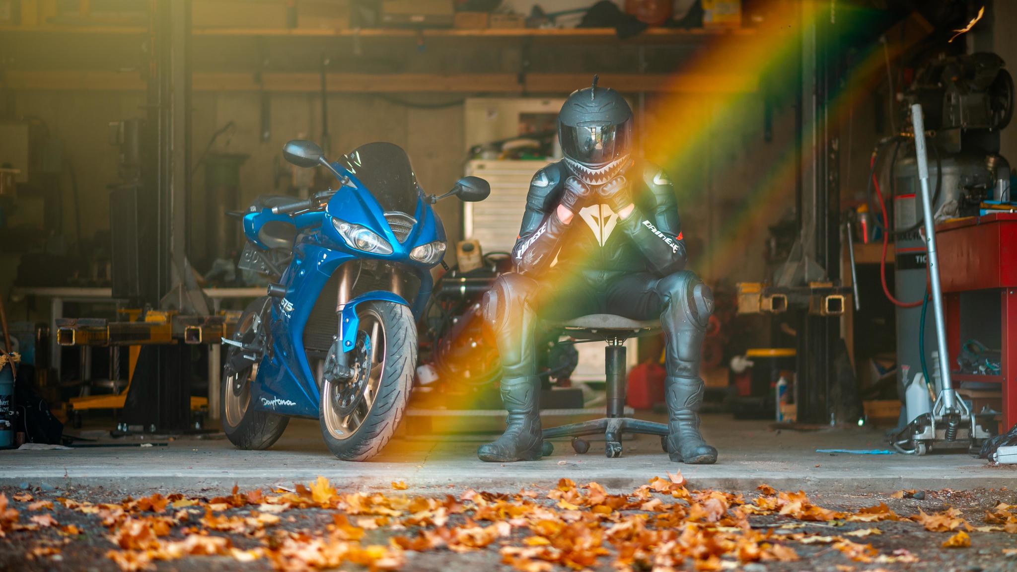 Rider With Daytona 675 Triple Sitting On Chair Resolution - Autumn , HD Wallpaper & Backgrounds