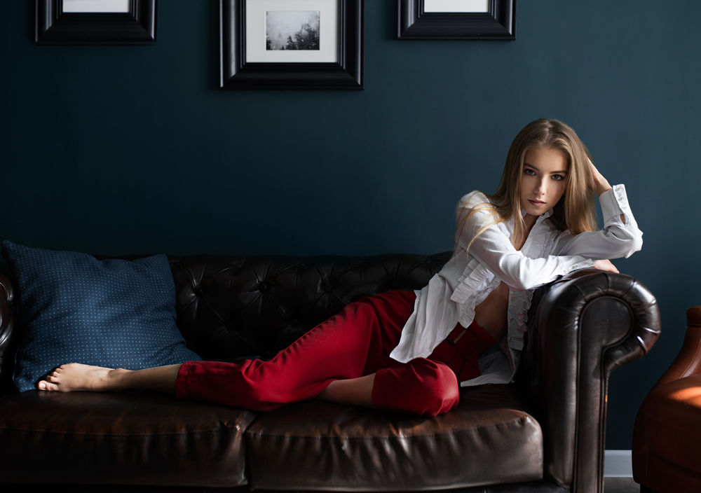 Wallpaper Model Alina Sits On The Couch - Sitting , HD Wallpaper & Backgrounds