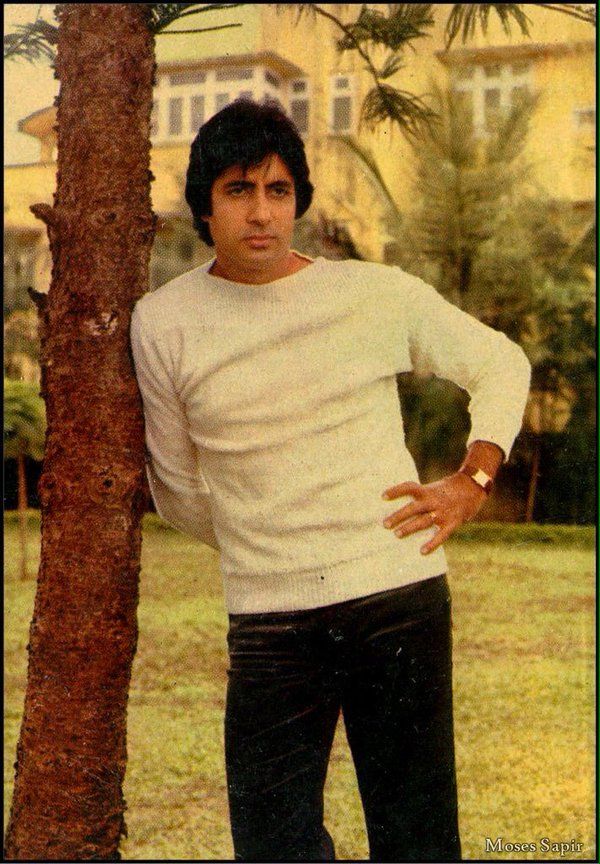 Super Star Amitabh Bachchan Posing Outside At The Peak - Amitabh Bachchan Young Full , HD Wallpaper & Backgrounds