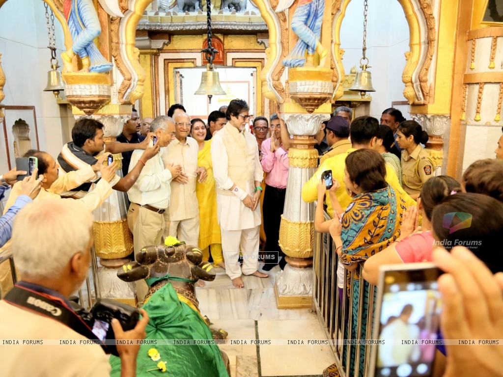 Amitabh Bachchan Visits 160 Years Old Mankeshwar Mandir - Worship , HD Wallpaper & Backgrounds