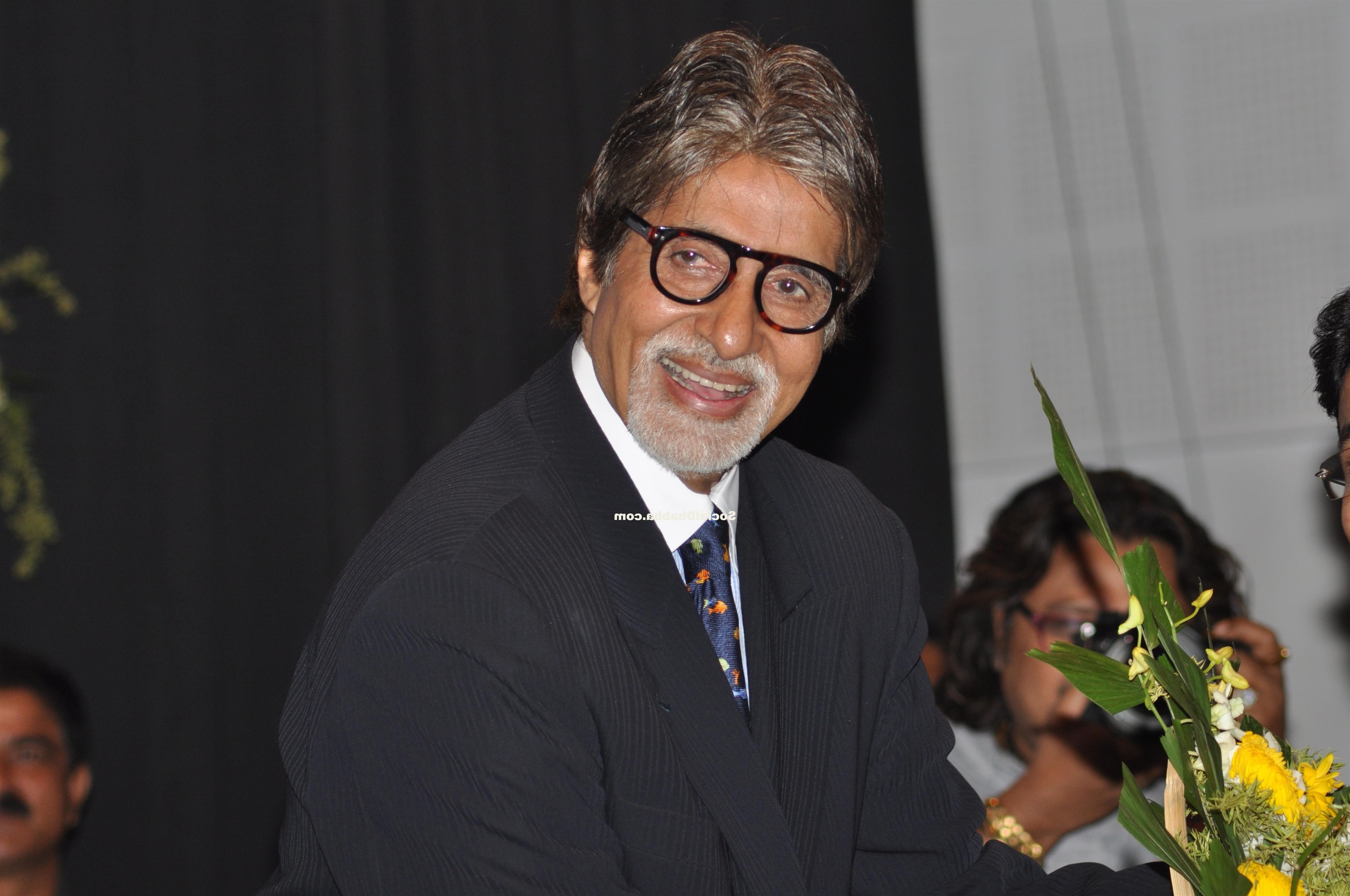 Smiling Face Of Amitabh Bachchan Bollywood Actor Photo - Bouquet , HD Wallpaper & Backgrounds