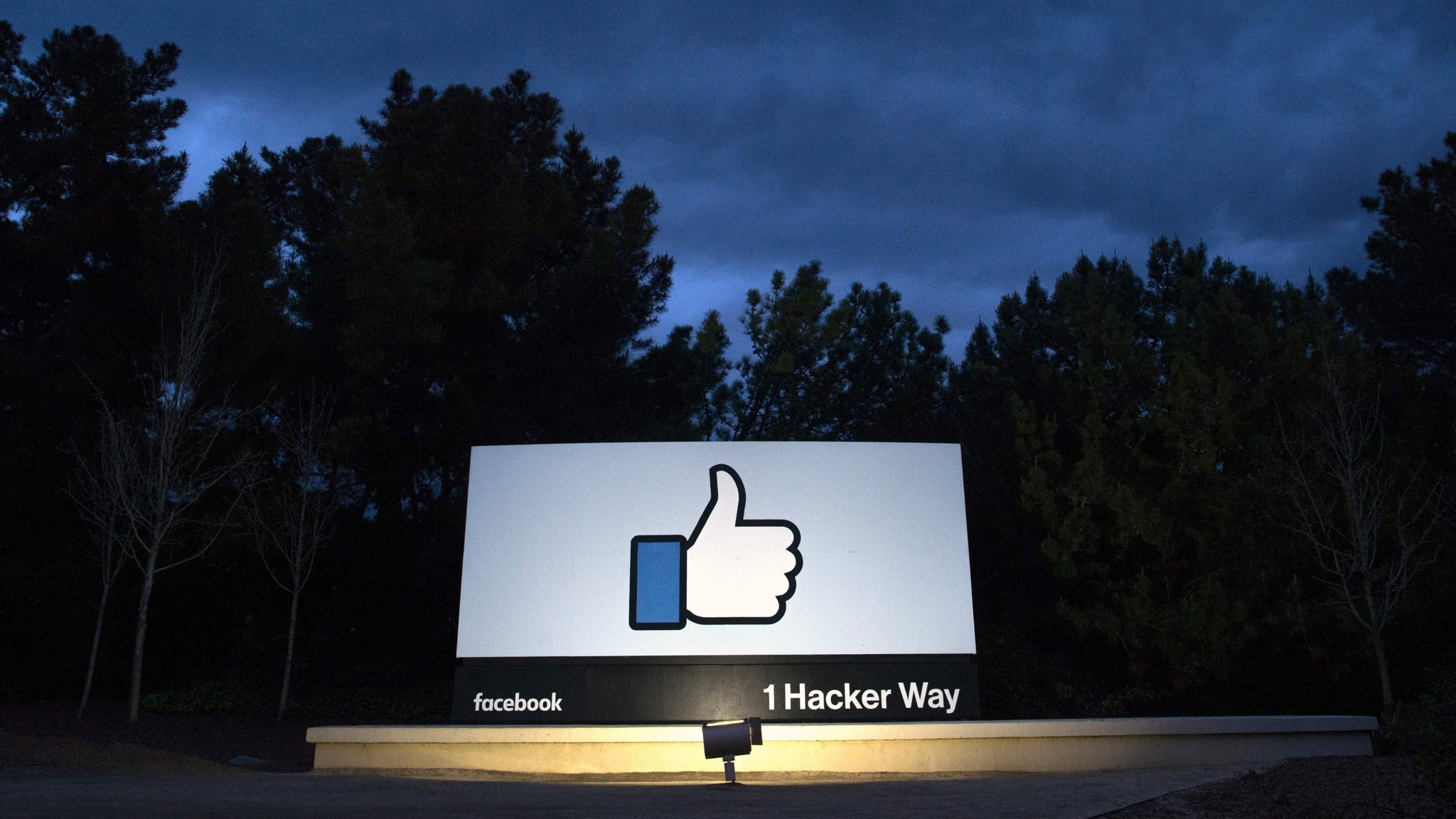 Facebook Moves To Make Privacy Policies More Transparent - Facebook Thumbs Up , HD Wallpaper & Backgrounds