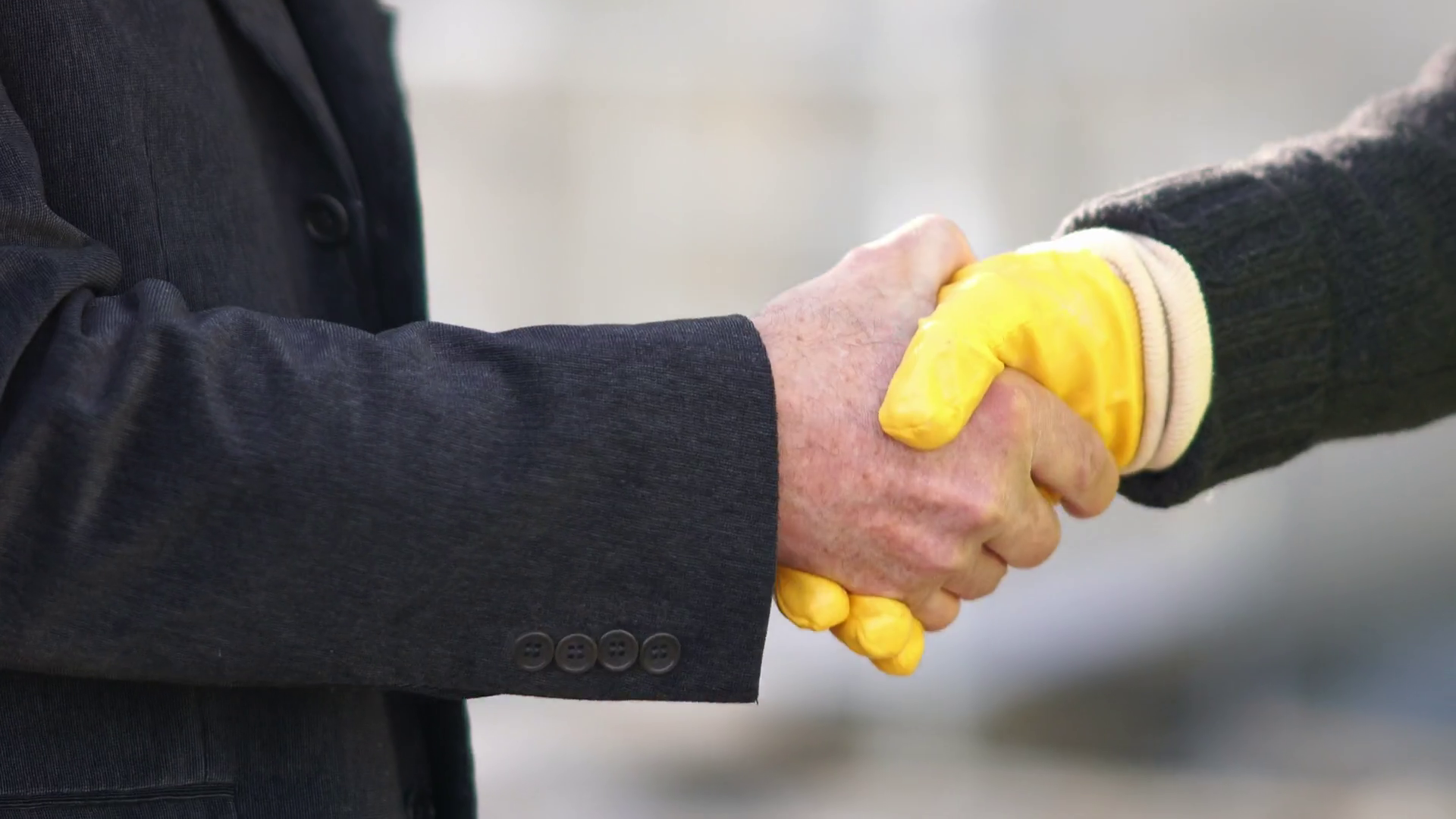 Construction Worker And Engineer Shaking Hands At Construction - Construction Worker Hands , HD Wallpaper & Backgrounds
