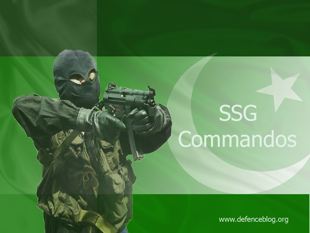 Pakistan Army Ssg Commandos - Pakistani Commando With Flag , HD Wallpaper & Backgrounds
