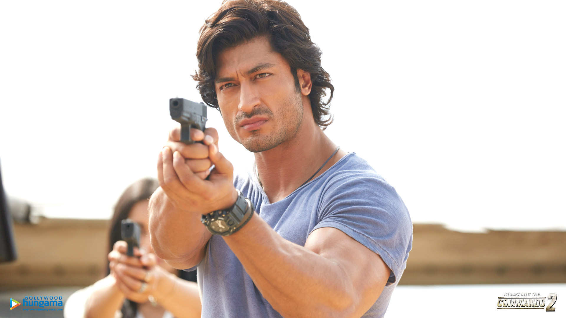Commando 2 Poster, Images, Photos, Wallpapers - Vidyut Jamwal In Commando 2 , HD Wallpaper & Backgrounds