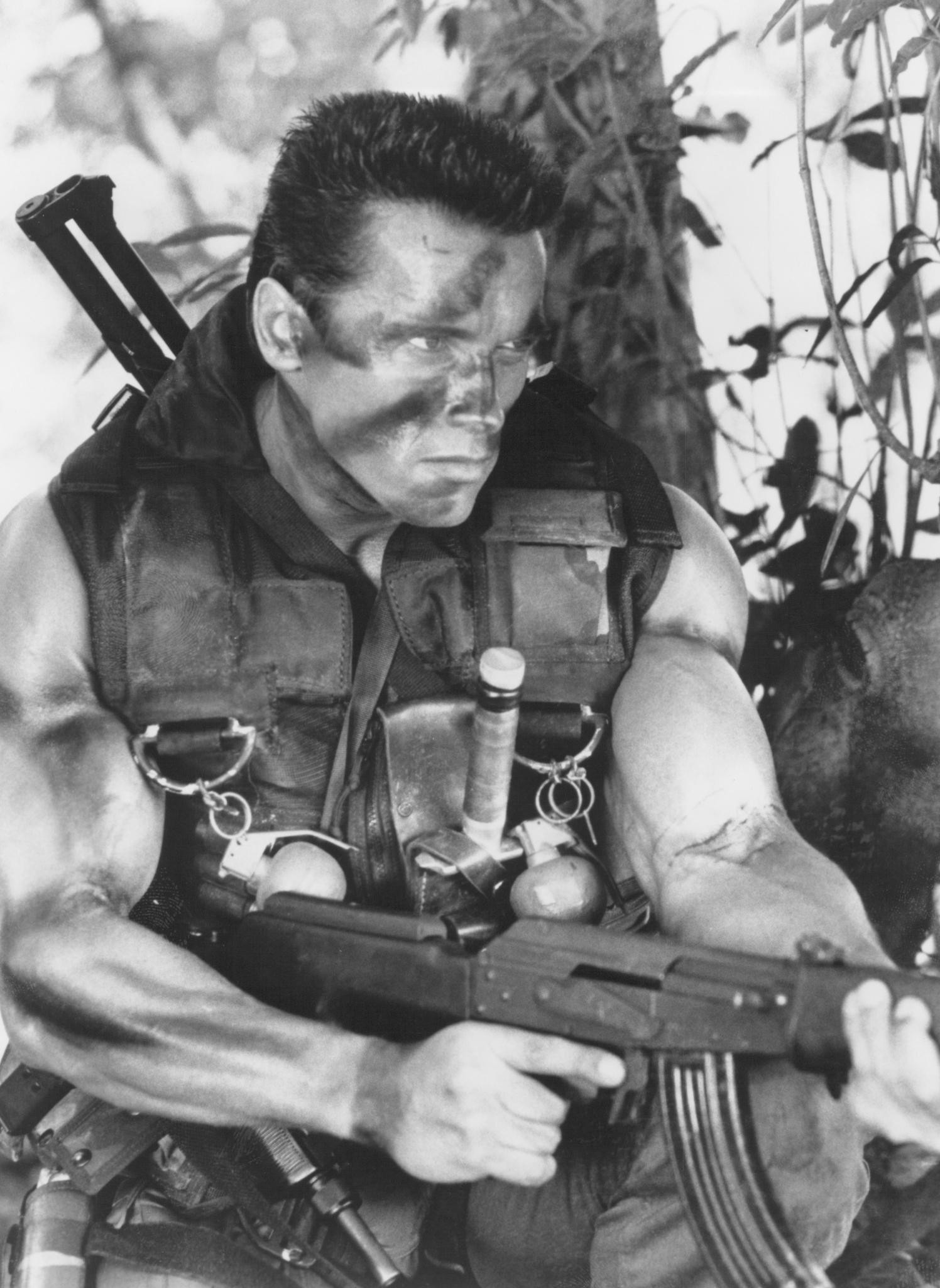 Commando Wallpaper - Arnold Schwarzenegger Commando Beach , HD Wallpaper & Backgrounds