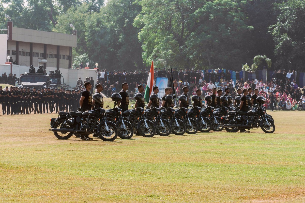 Royal Enfield On Twitter - Royal Enfield Stealth Black Commandos , HD Wallpaper & Backgrounds