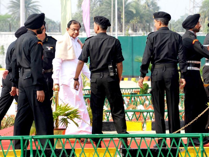 Union Home Minister P Chidambaram Walks Past Commandos - Event , HD Wallpaper & Backgrounds