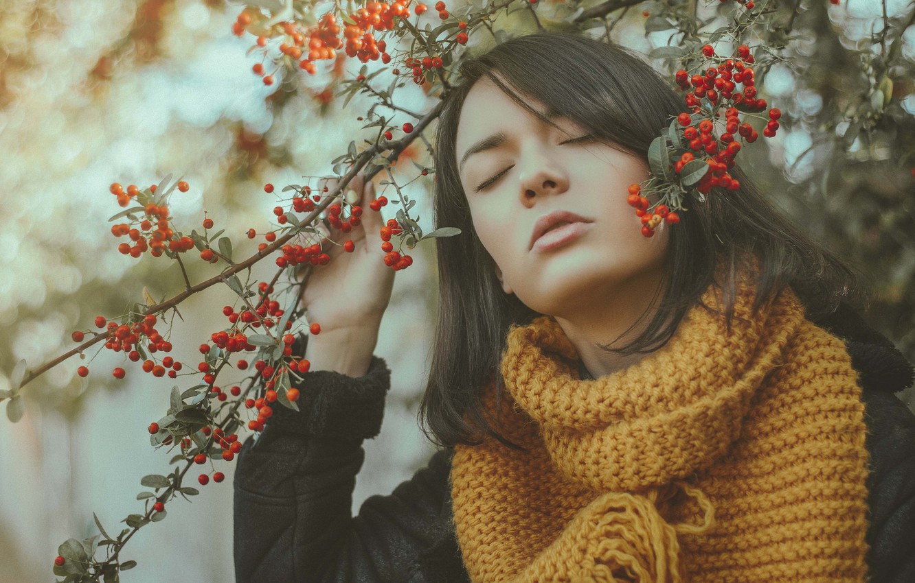 Photo Wallpaper Girl, Branches, Berries, Mood, Scarf, - Girl , HD Wallpaper & Backgrounds