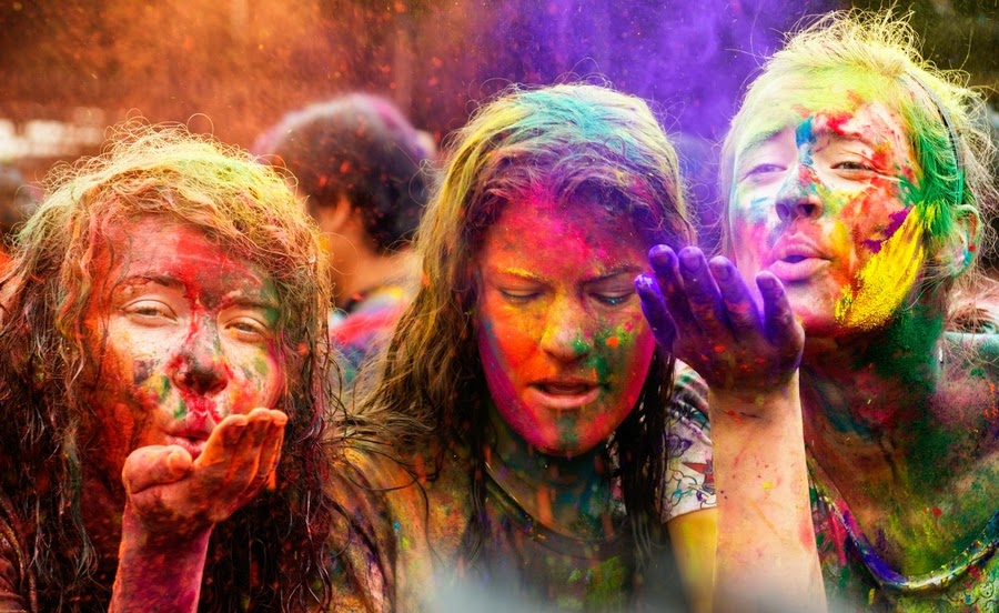 Funny Happy Holi 2019 Sms Trolls Meme Jokes Shayari - Holi Celebration By Girls , HD Wallpaper & Backgrounds