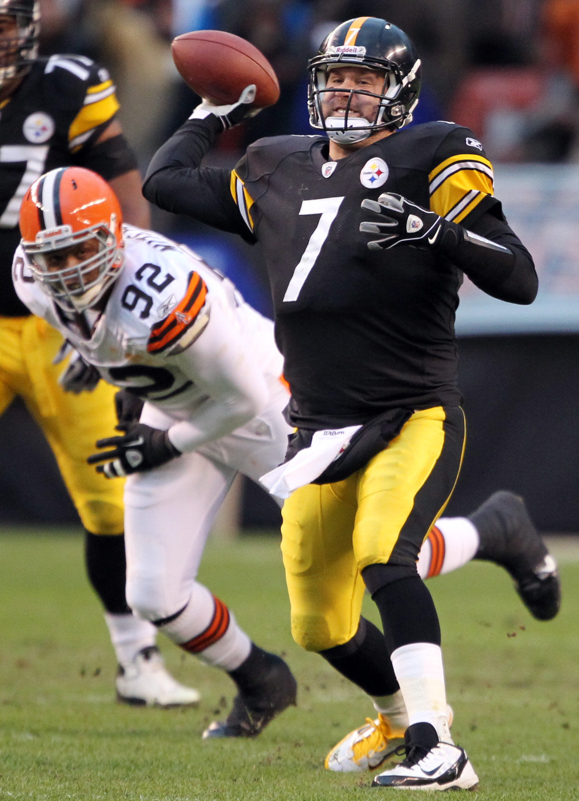 View Full Sizejohn - Ben Roethlisberger Playing With Boot , HD Wallpaper & Backgrounds