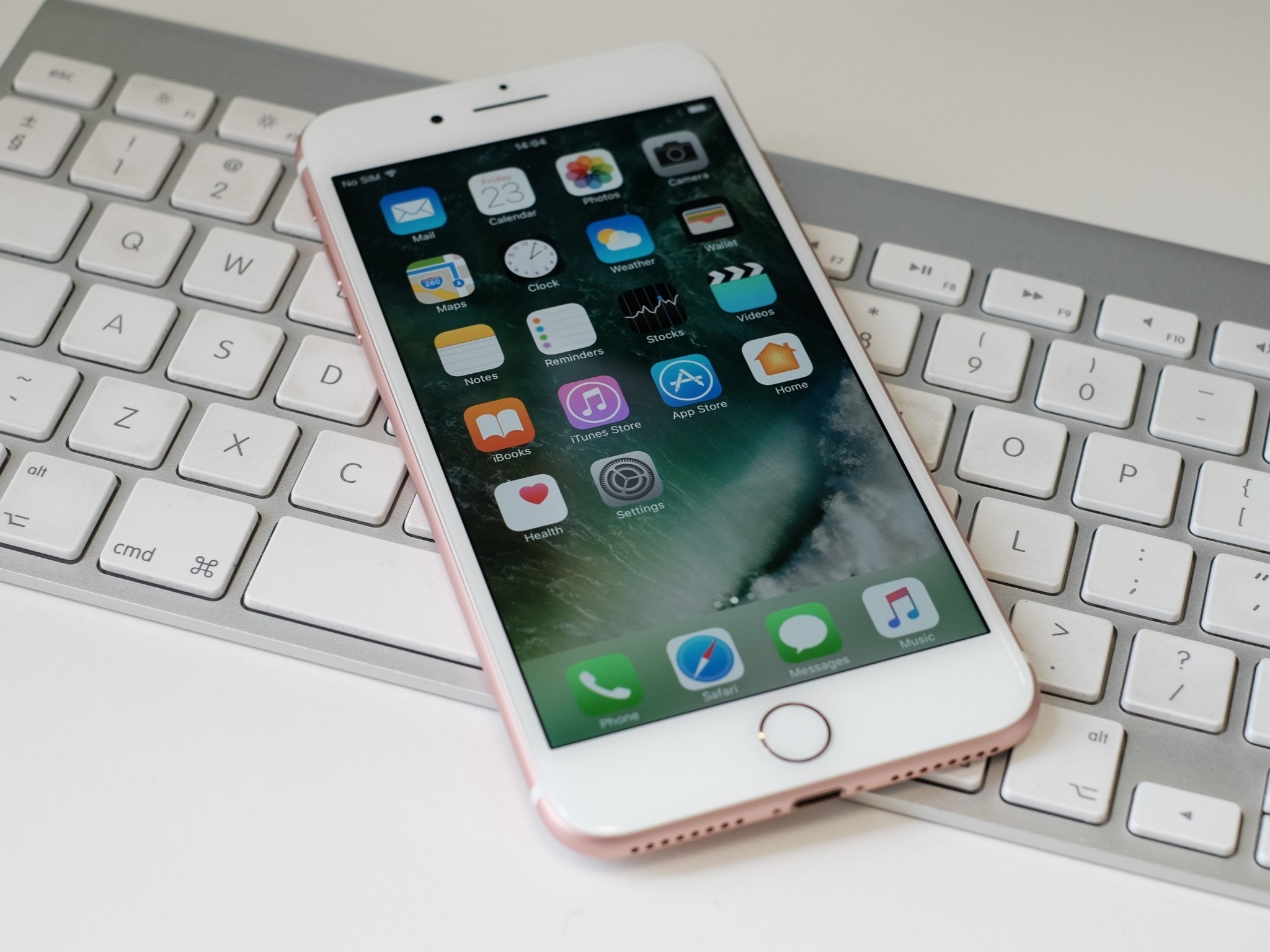 Iphone 7 Plus, White, On Keyboard, Apple - Klawiatura Logitech K400 Plus Biały , HD Wallpaper & Backgrounds
