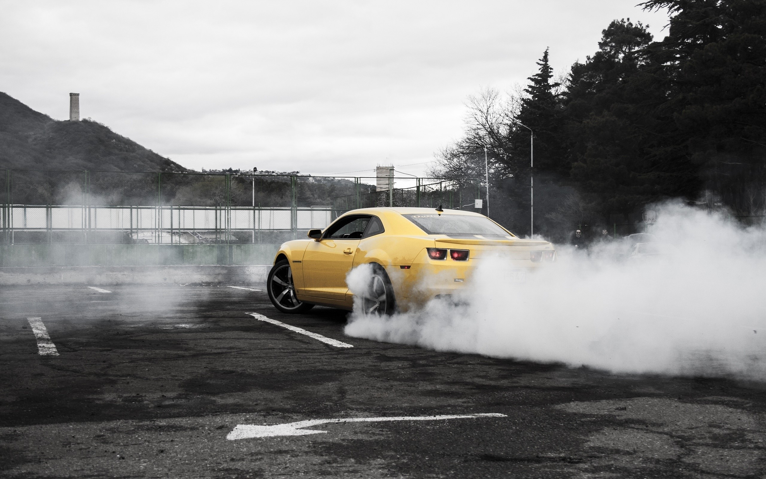 Camaro Chevrolet Burnout Yellow Smoke Wallpaper And - Camaro Burnout Wallpaper Hd , HD Wallpaper & Backgrounds